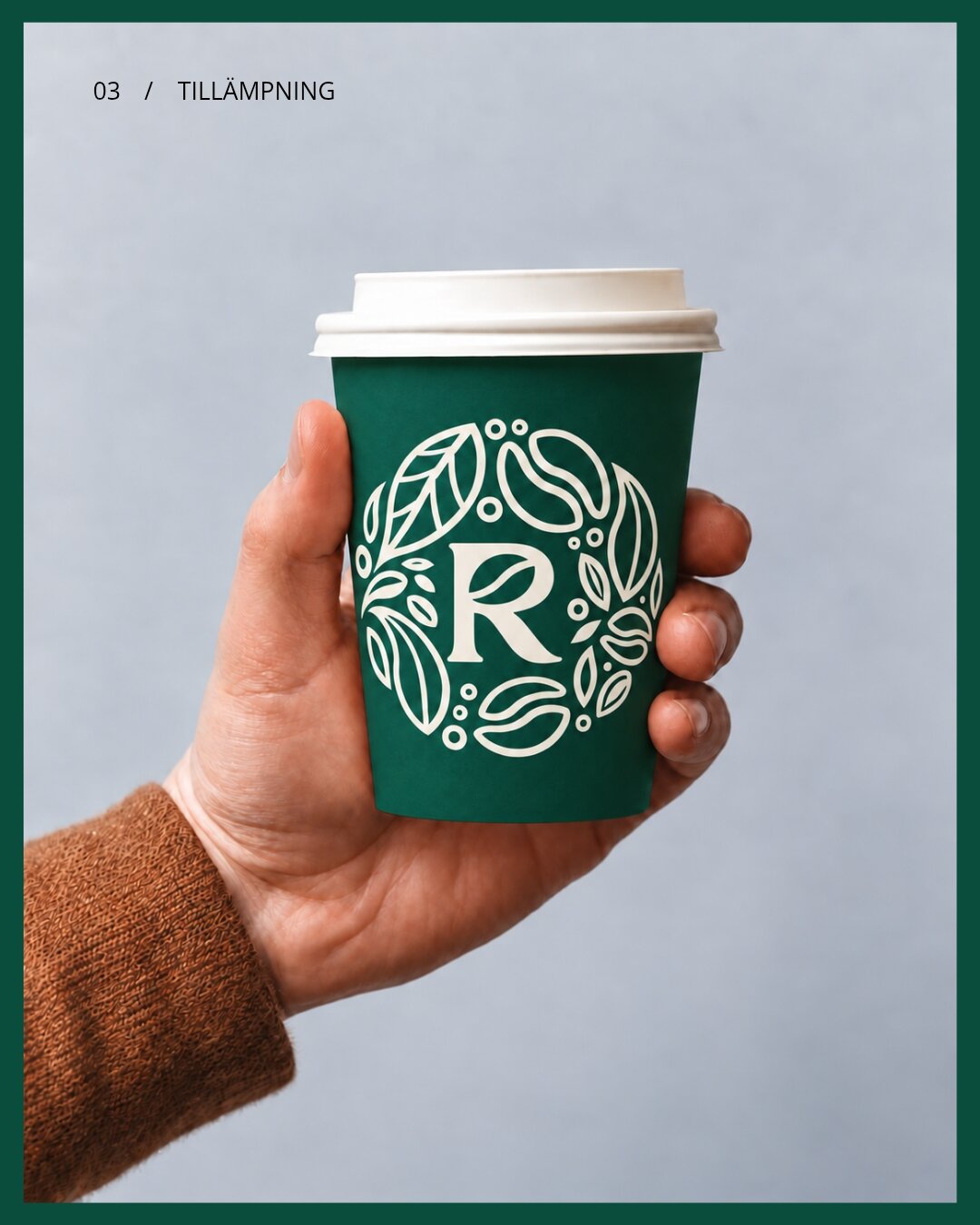 En hand håller en grön Romano-mugg med ett gräddvitt mönster av blad och kaffebönor.