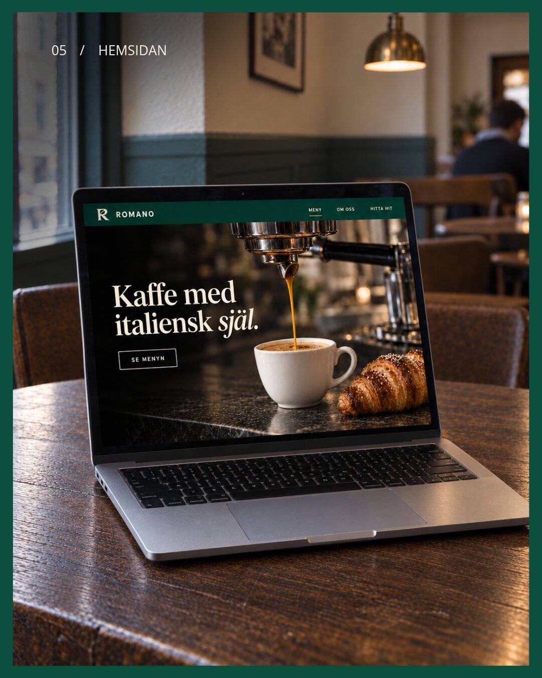 Romanos fiktiva hemsida visad på en bärbar dator i cafémiljö.